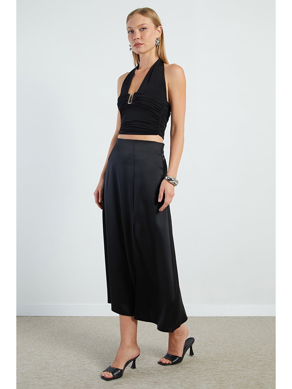 Siyah Yırtmaçlı Maxi Boy Saten Etek-4