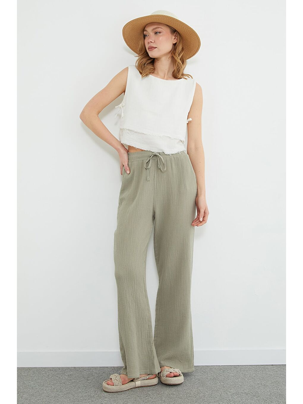 Yeşil Beli Bağcıklı Cepli Müslin Kumaş Pantolon-4