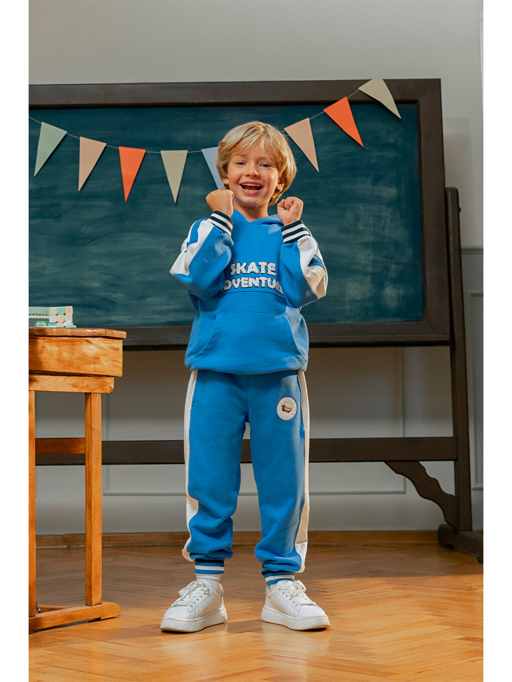 Mavi Kanguru Cepli Nakışlı Kolları Bantlı Kapüşonlu Sweatshirt