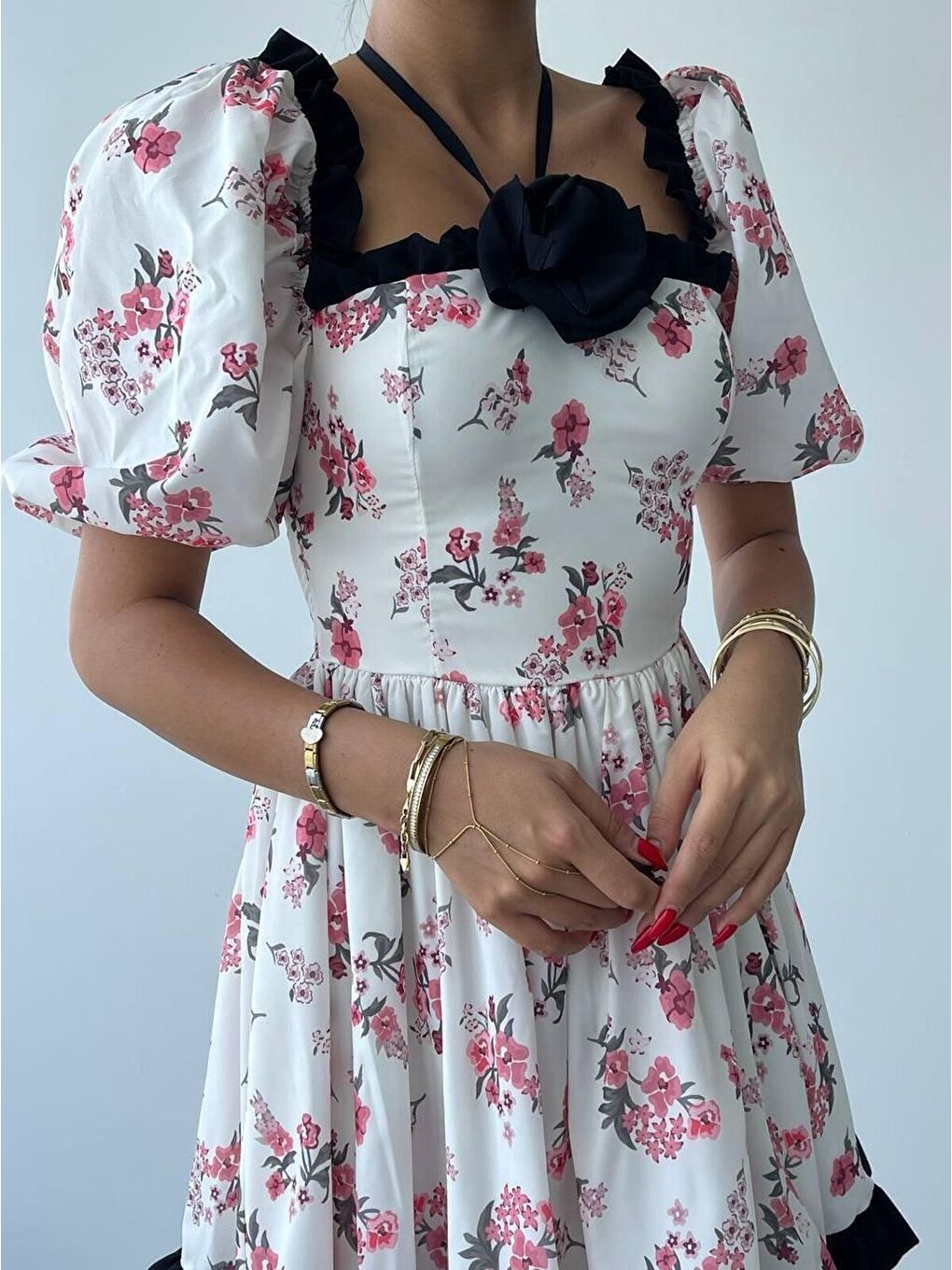 Beyaz Wismar Gül Detay Elbise-3