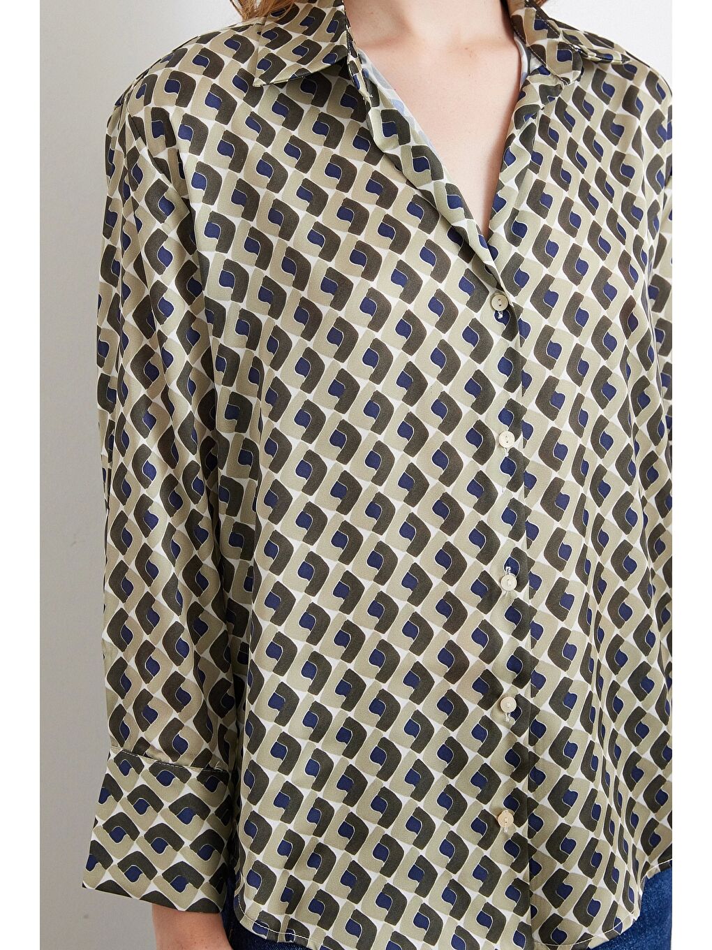 Geometrik Desenli Saten Gömlek Haki-3