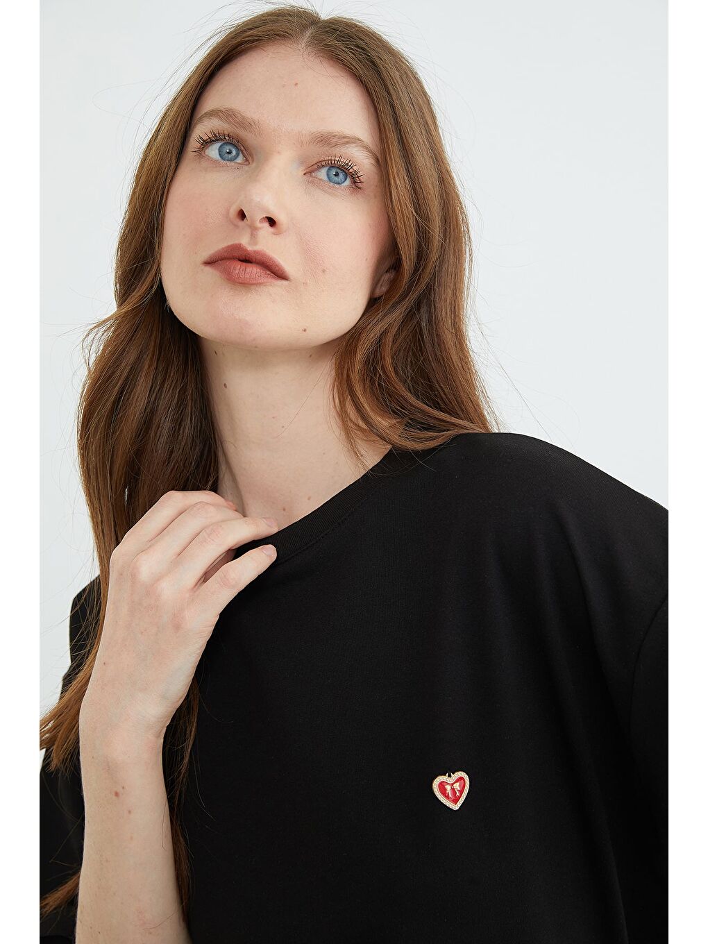 Siyah Kalp Aksesuarlı Bisiklet Yaka Salaş Tişört-4