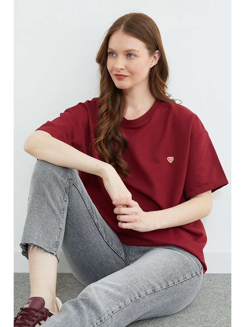 Bordo Kalp Aksesuarlı Bisiklet Yaka Salaş Tişört