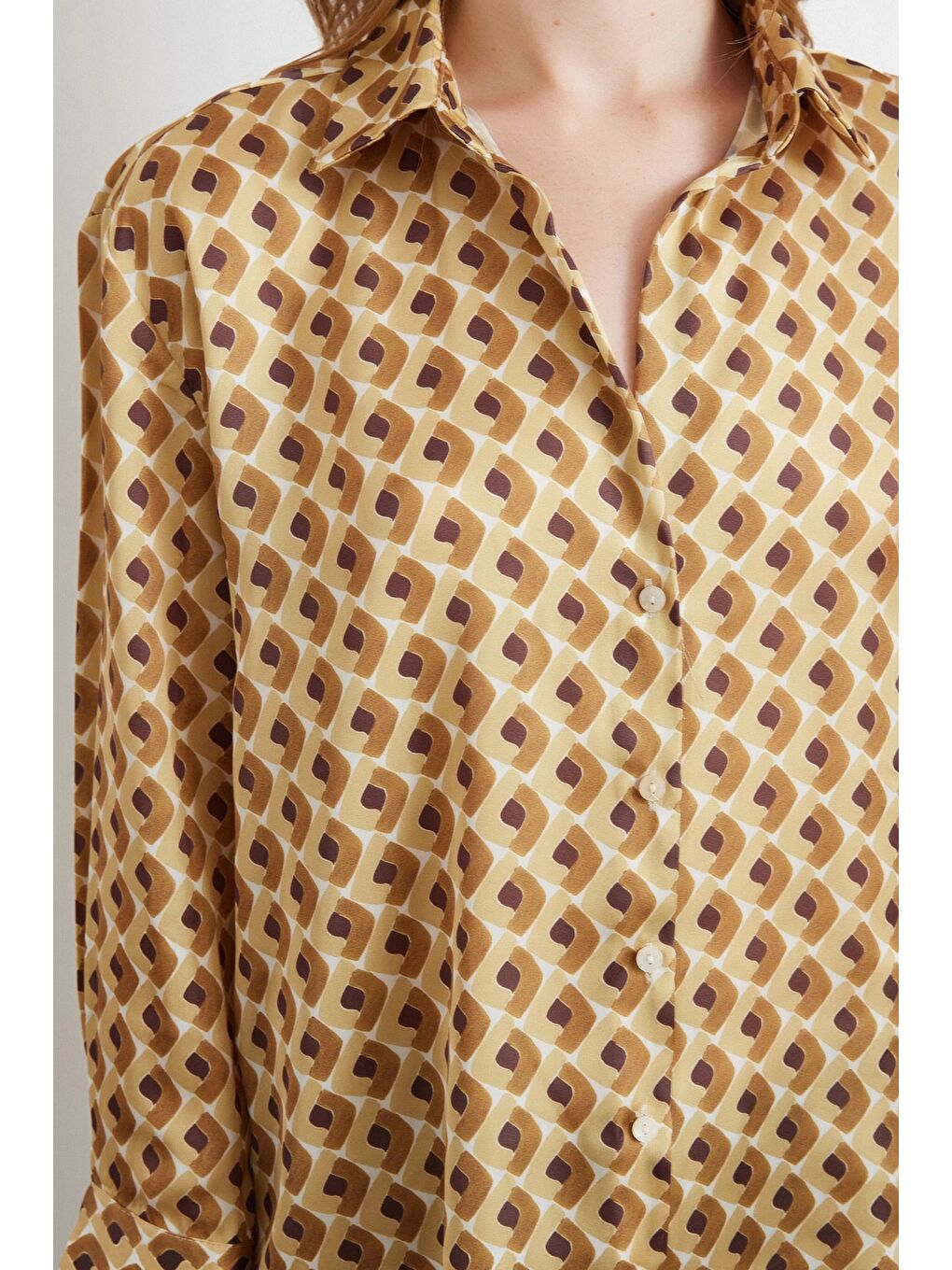 Geometrik Desenli Saten Gömlek Bej-3
