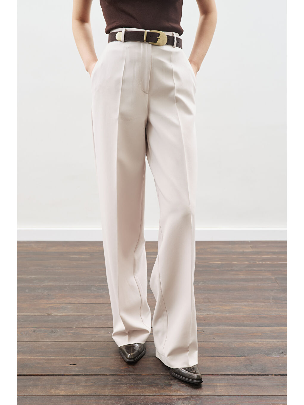 Pile Detaylı Düz Kesim Pantolon Bej-3