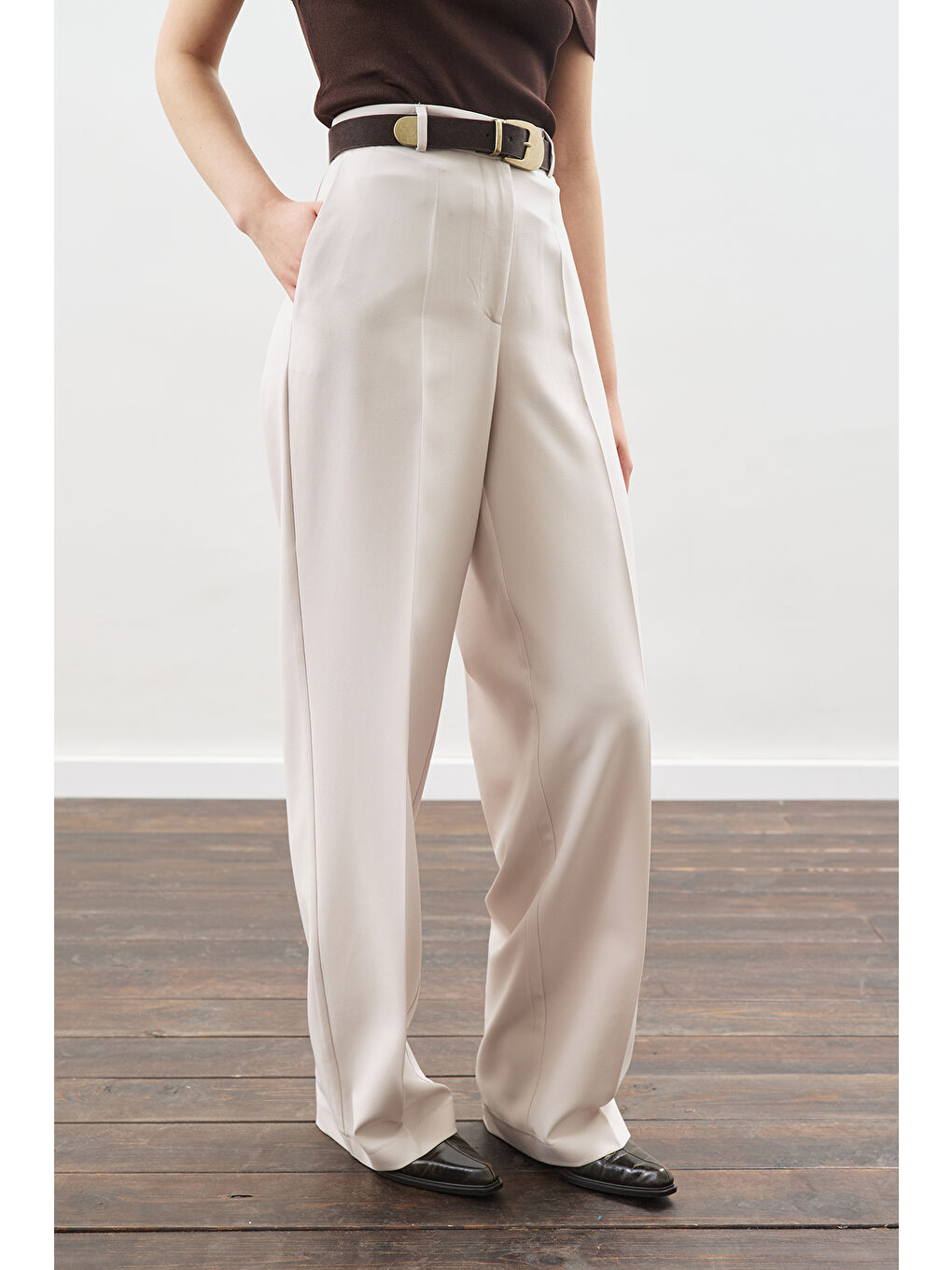 Pile Detaylı Düz Kesim Pantolon Bej-4