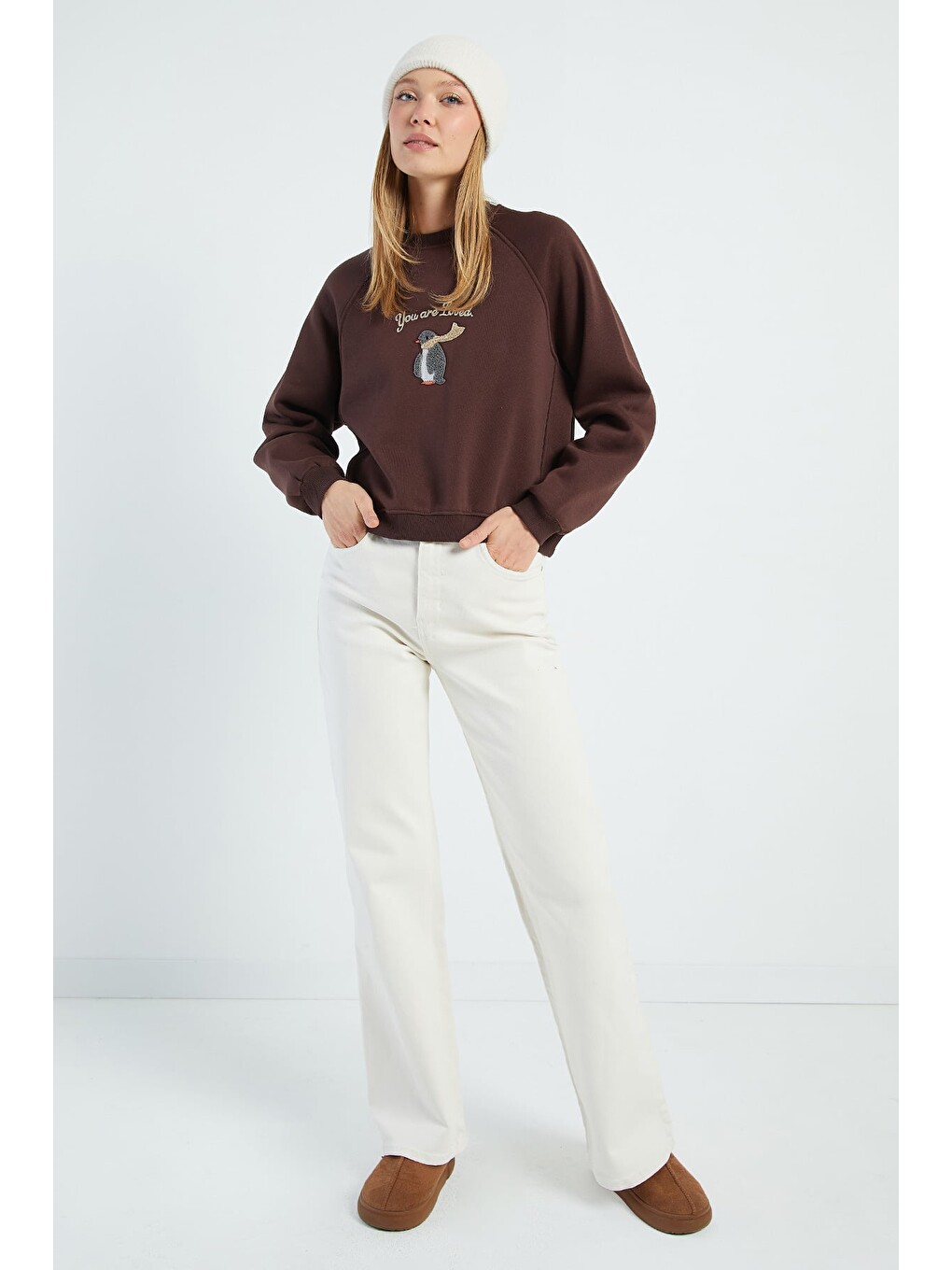 Kahverengi 3 İplik Penguen Nakışlı Crop Sweatshirt-3