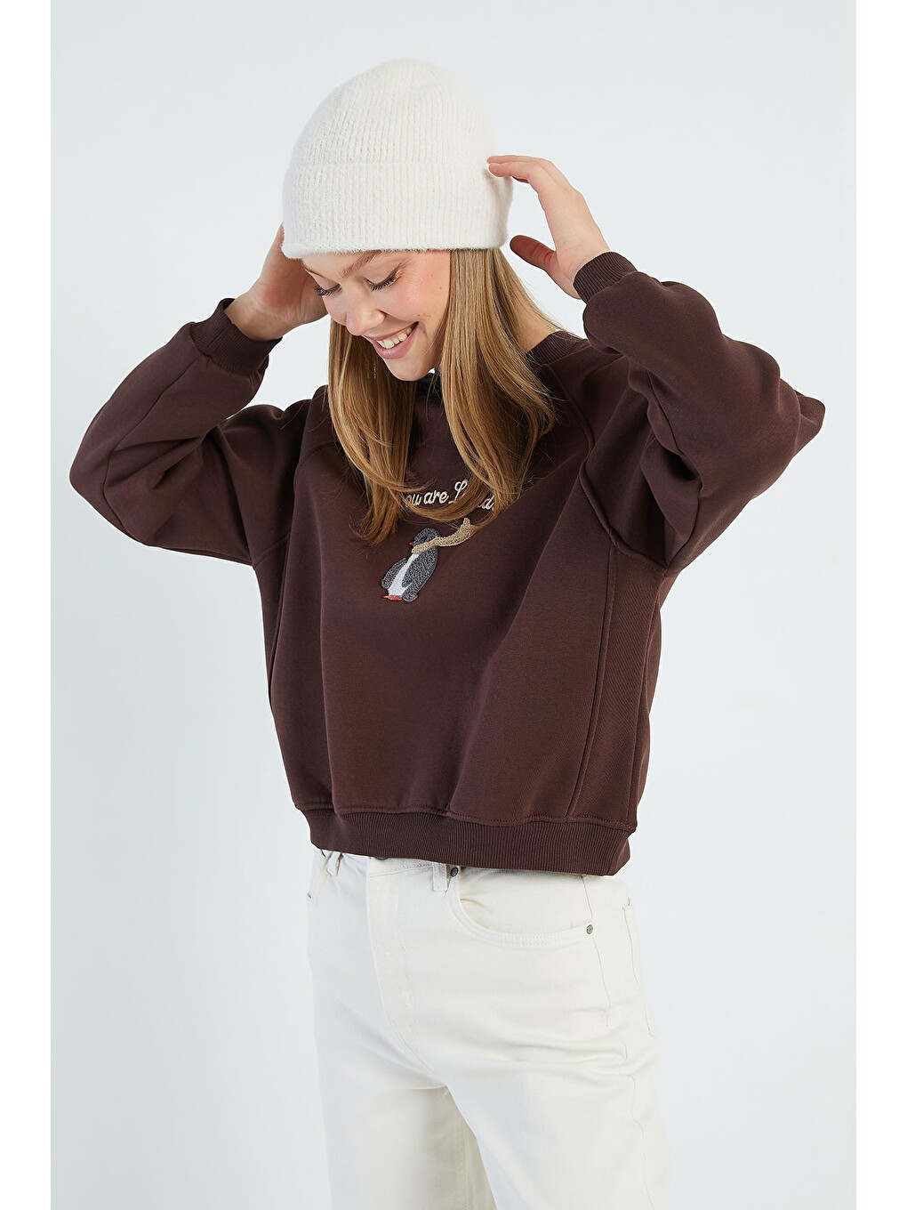 Kahverengi 3 İplik Penguen Nakışlı Crop Sweatshirt-4