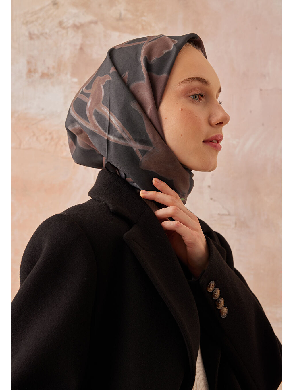 Dark Flower Desen Pamuk İpek Eşarp Siyah-2