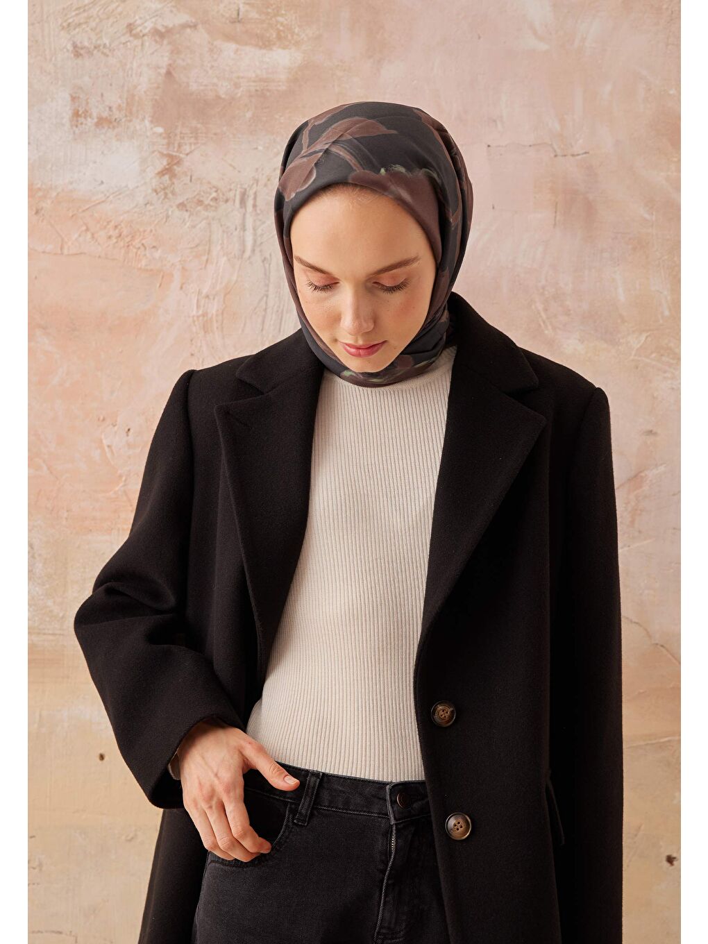 Dark Flower Desen Pamuk İpek Eşarp Siyah-3