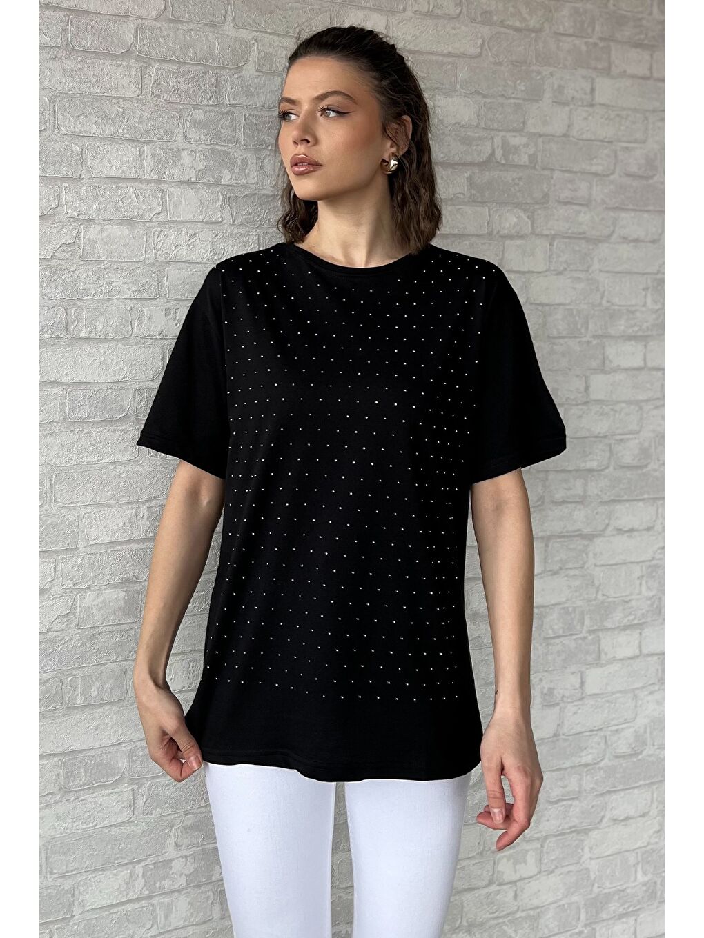 Siyah Bisiklet Yaka Ön Taşlı Kadın Tişört-1
