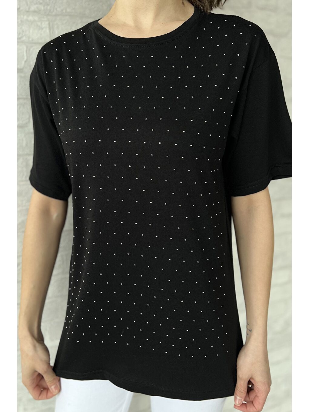 Siyah Bisiklet Yaka Ön Taşlı Kadın Tişört-3