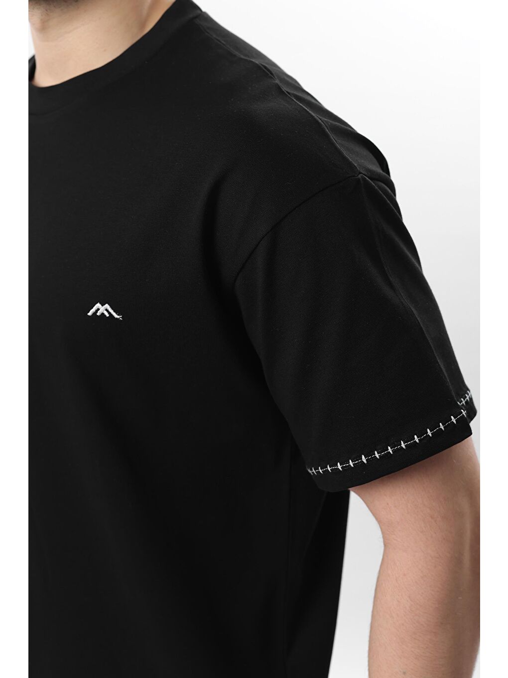 Siyah Nakış Detaylı Erkek %100 Pamuk Tişört E7112-2