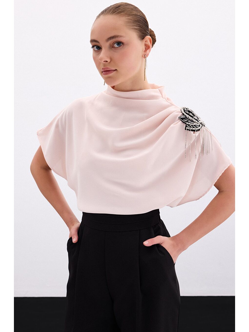Pembe Tek Omuz Aksesuarlı Salaş Bluz - Pudra