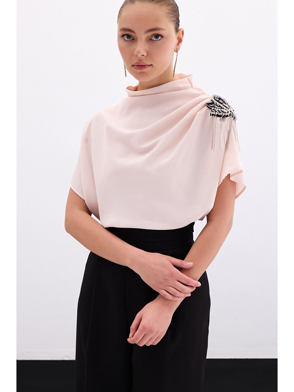 Pembe Tek Omuz Aksesuarlı Salaş Bluz - Pudra-1