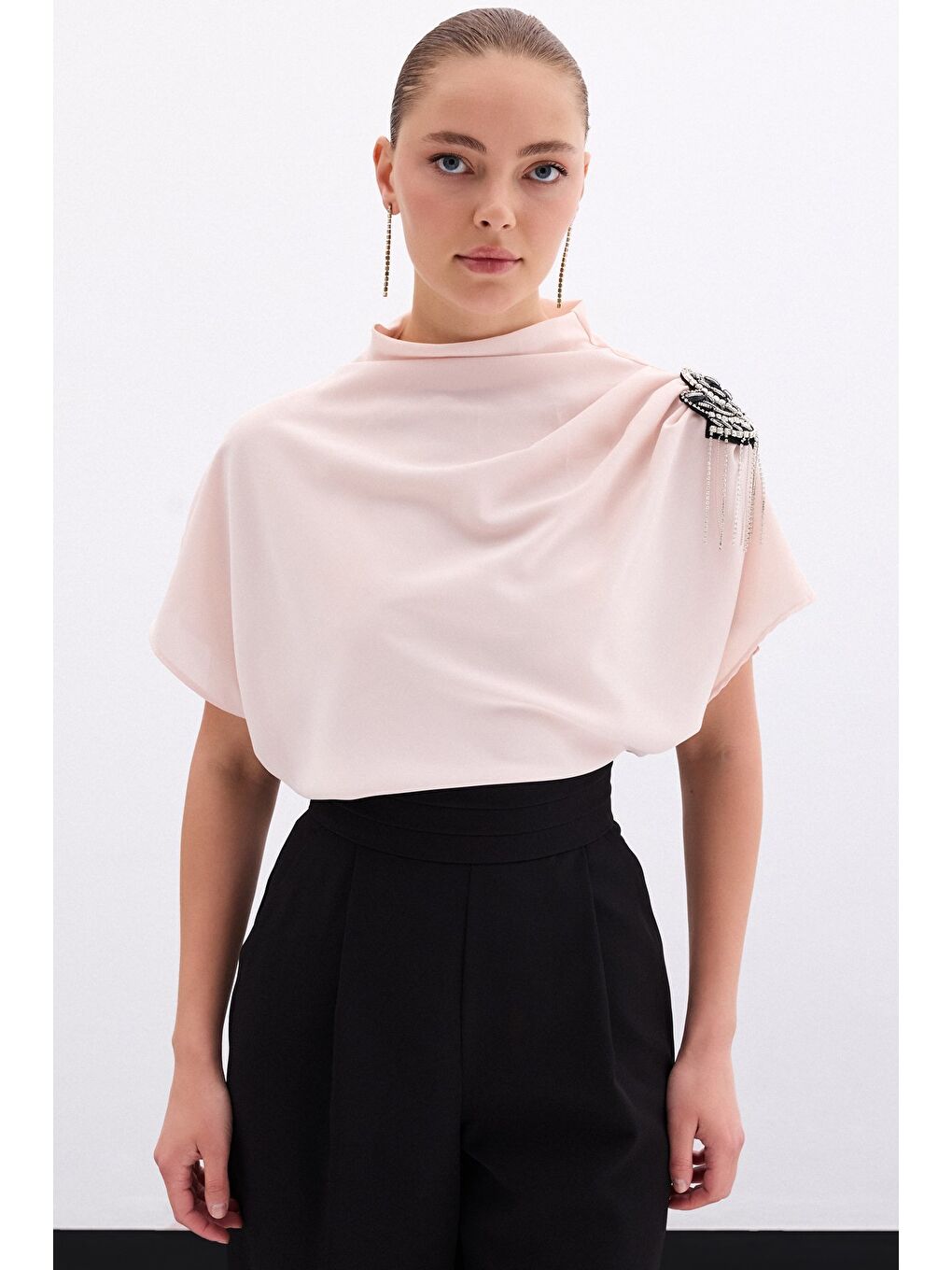 Pembe Tek Omuz Aksesuarlı Salaş Bluz - Pudra-2