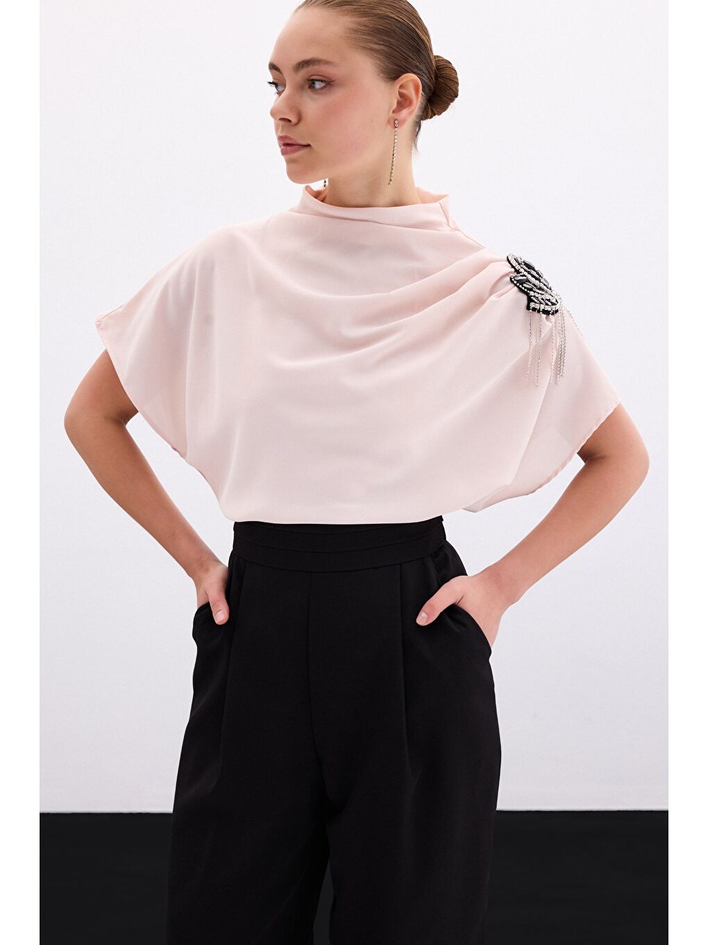 Pembe Tek Omuz Aksesuarlı Salaş Bluz - Pudra-3