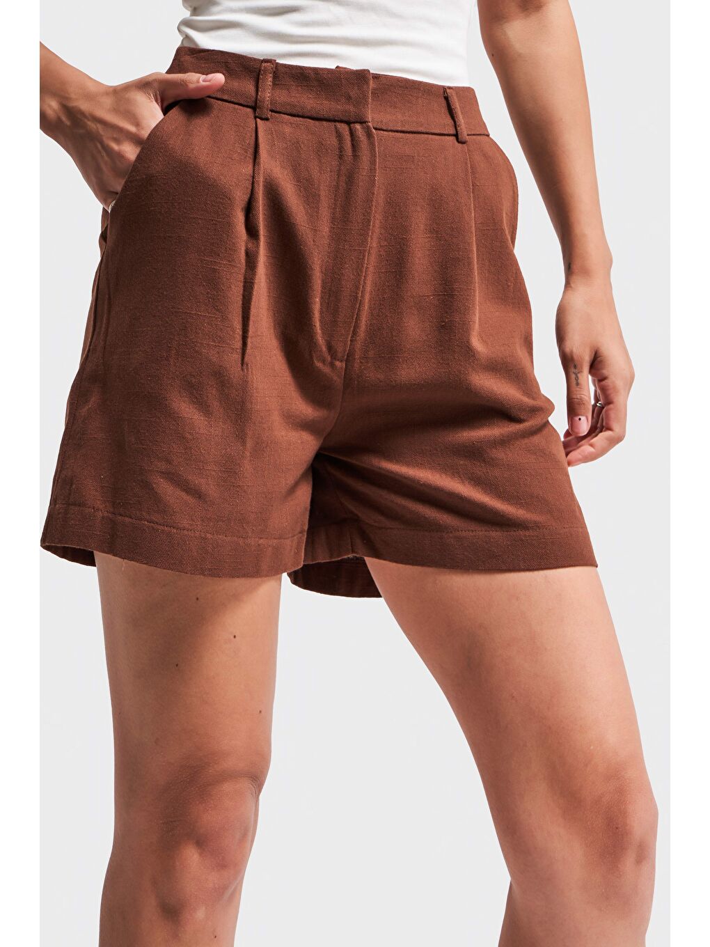 Kadın Kahverengi s5-16 Rahat Kesim Midi Önü Pileli Mom Fit Keten Kumaş Şort