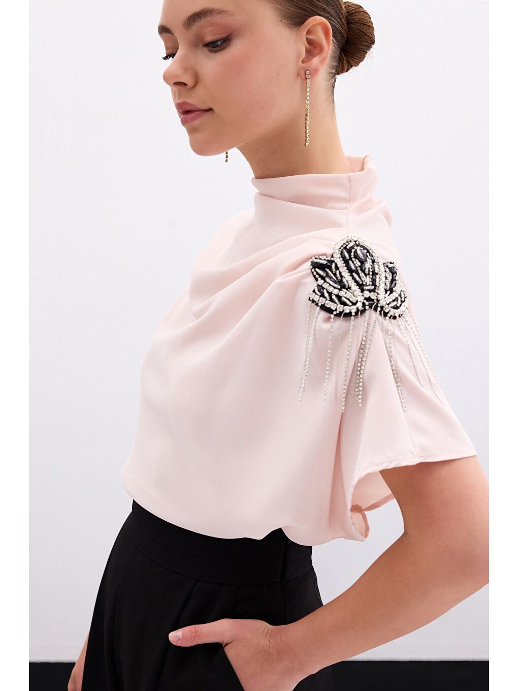Pembe Tek Omuz Aksesuarlı Salaş Bluz - Pudra-4