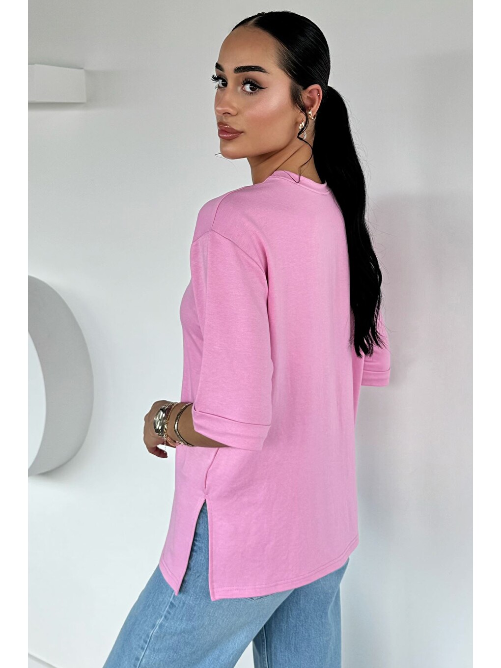 Pembe Kol Katlamalı Yırtmaçlı Tişört-3
