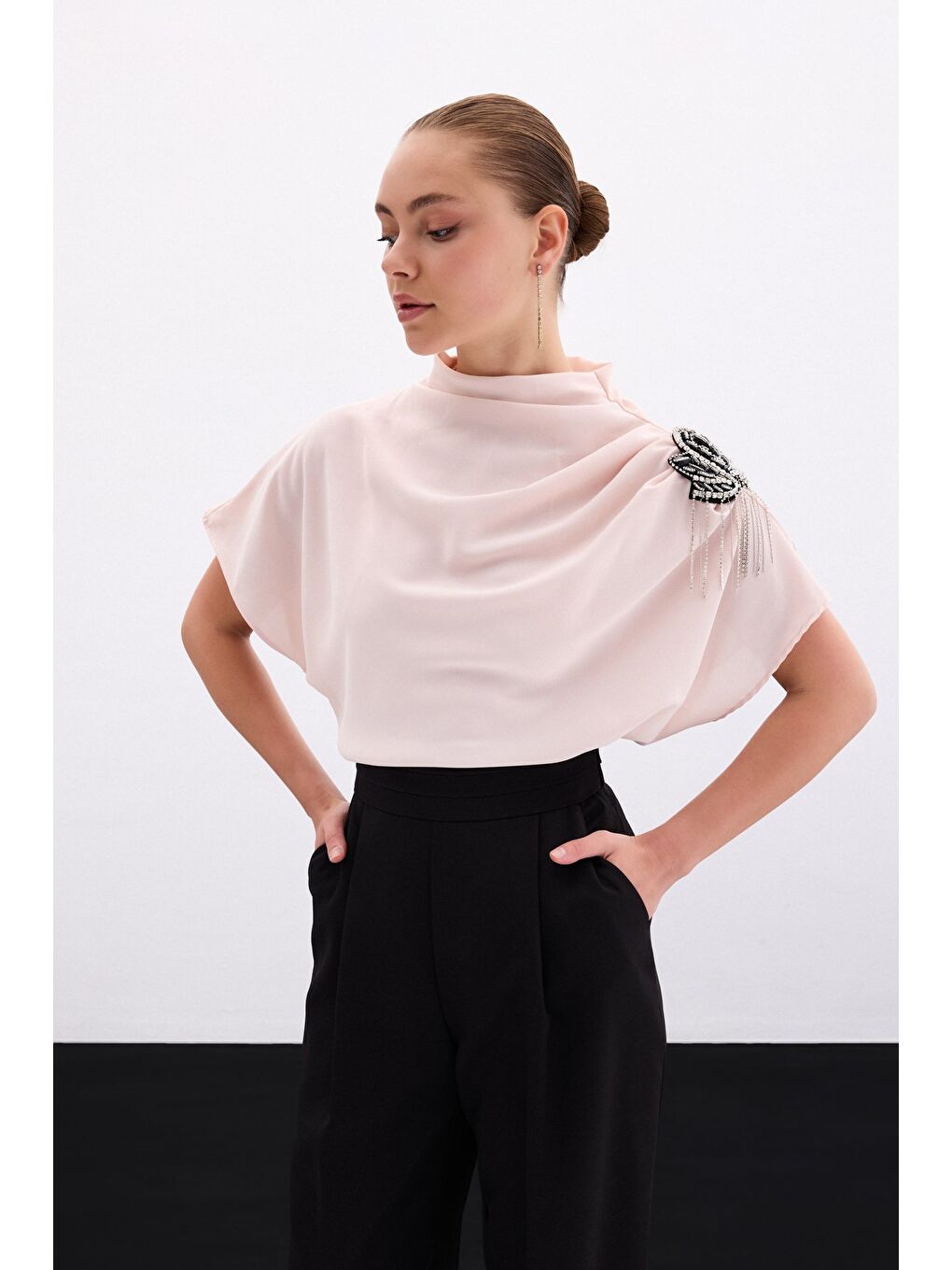 Pembe Tek Omuz Aksesuarlı Salaş Bluz - Pudra-5