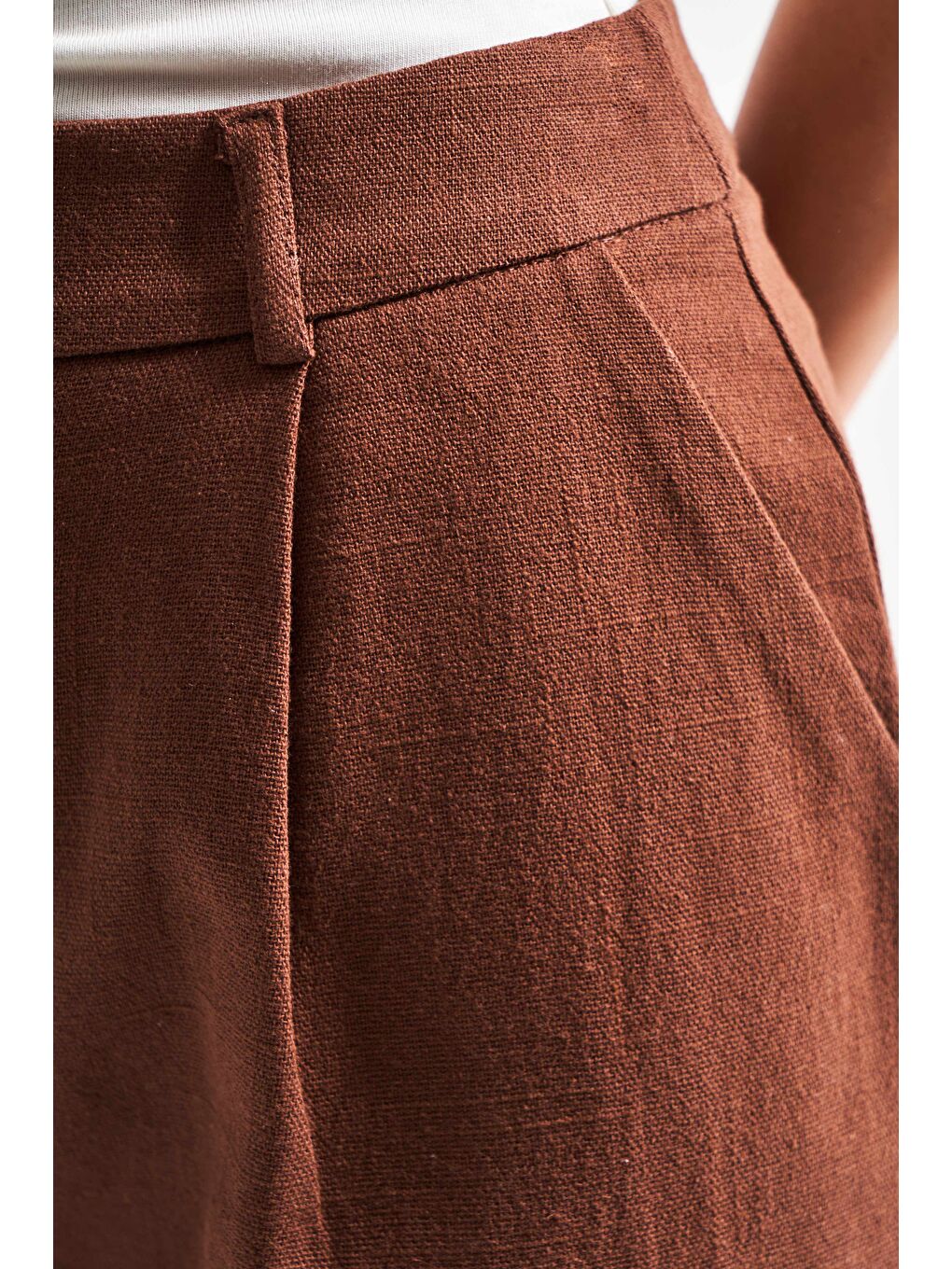 Kadın Kahverengi s5-16 Rahat Kesim Midi Önü Pileli Mom Fit Keten Kumaş Şort-1