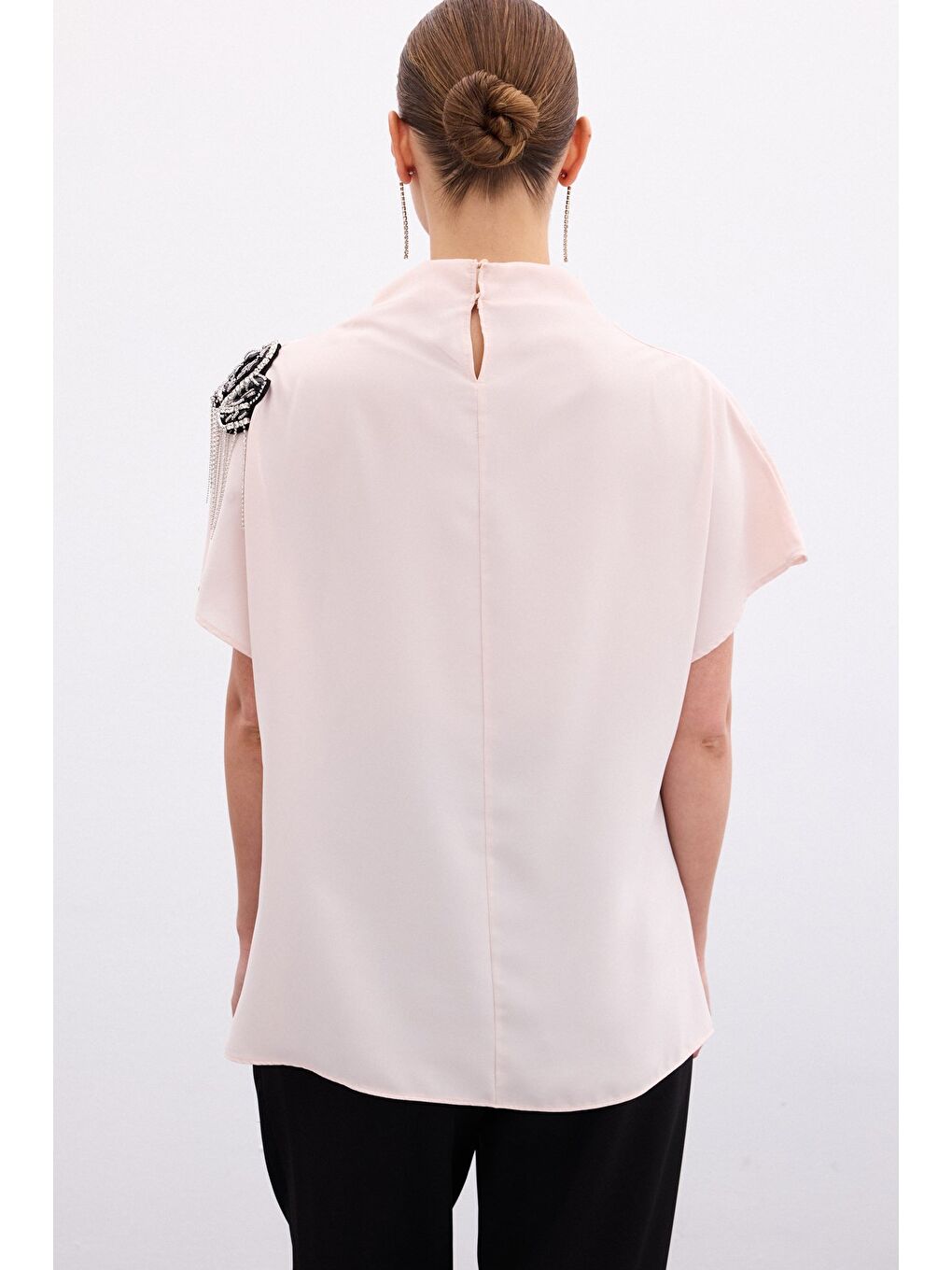 Pembe Tek Omuz Aksesuarlı Salaş Bluz - Pudra-6