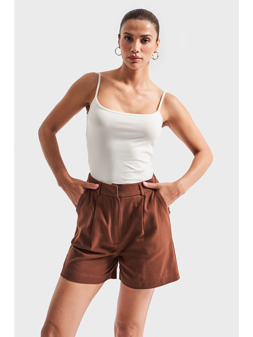 Kadın Kahverengi s5-16 Rahat Kesim Midi Önü Pileli Mom Fit Keten Kumaş Şort-2