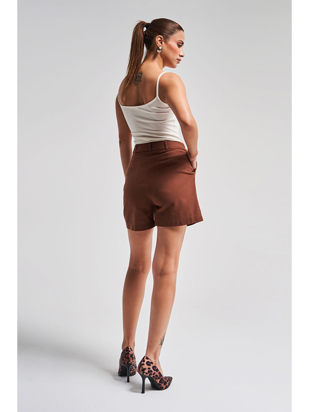 Kadın Kahverengi s5-16 Rahat Kesim Midi Önü Pileli Mom Fit Keten Kumaş Şort-4