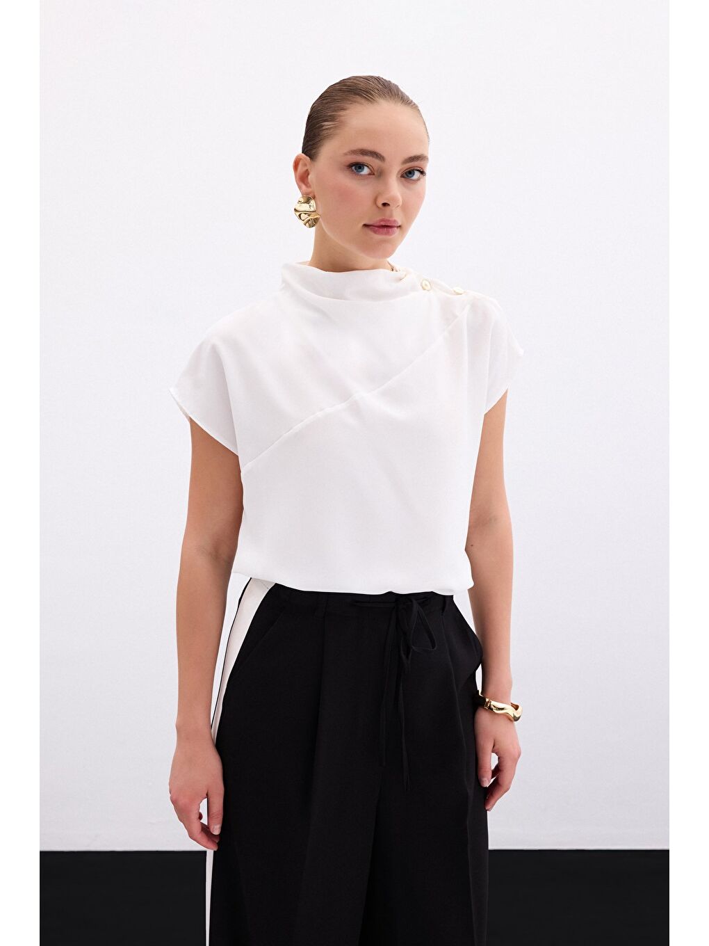 Tek Omuz Çıtçıtlı Bluz - Ekru-1