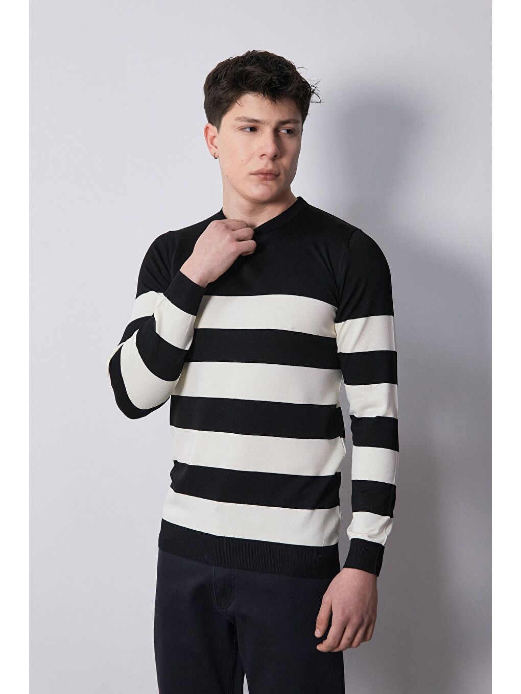 Siyah Çizgili Bisiklet Yaka Triko Kazak