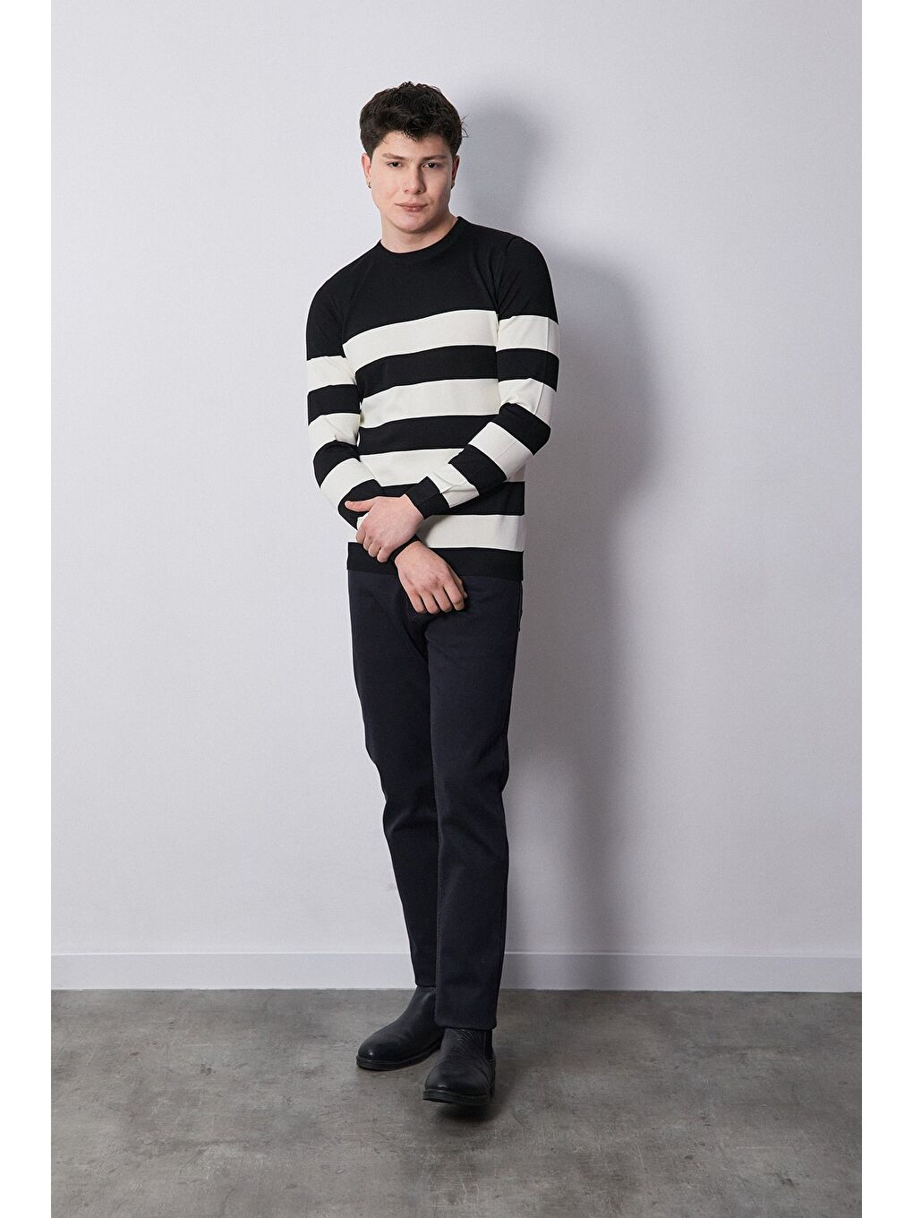 Siyah Çizgili Bisiklet Yaka Triko Kazak-1