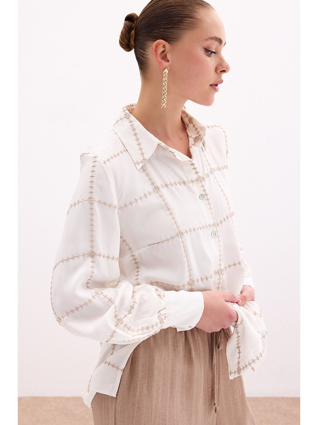 Nakış Detaylı Viskon Gömlek - Bej-5