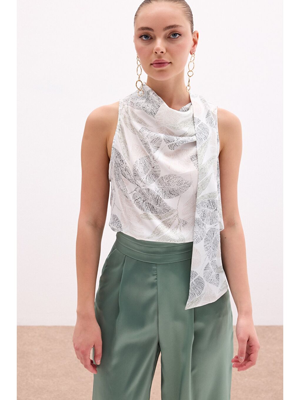 Fularlı Desenli Bluz - Haki-1