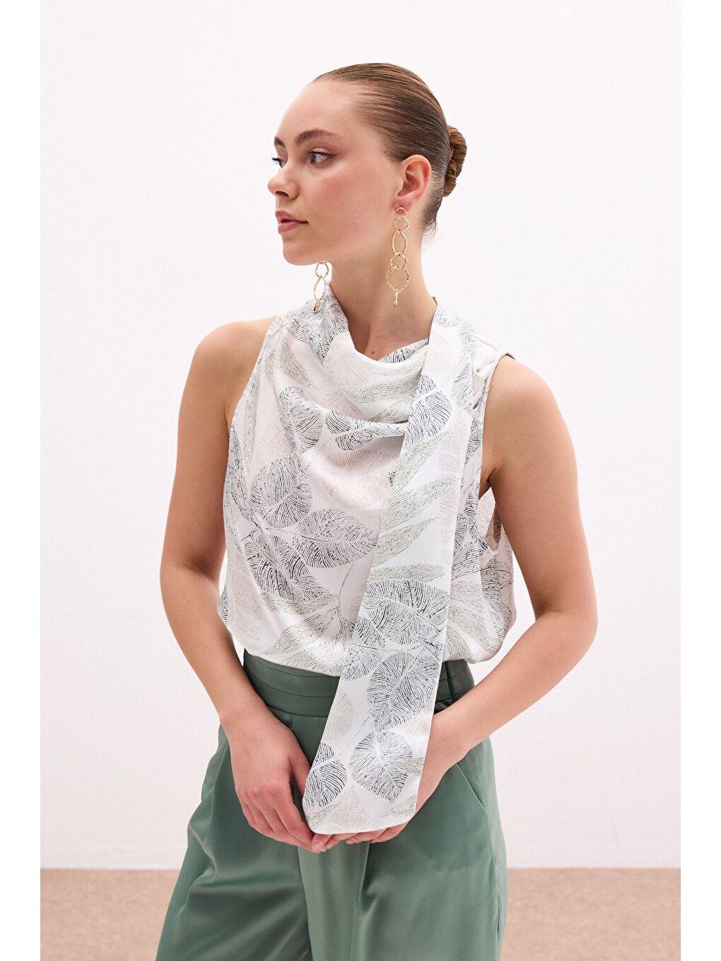 Fularlı Desenli Bluz - Haki-2