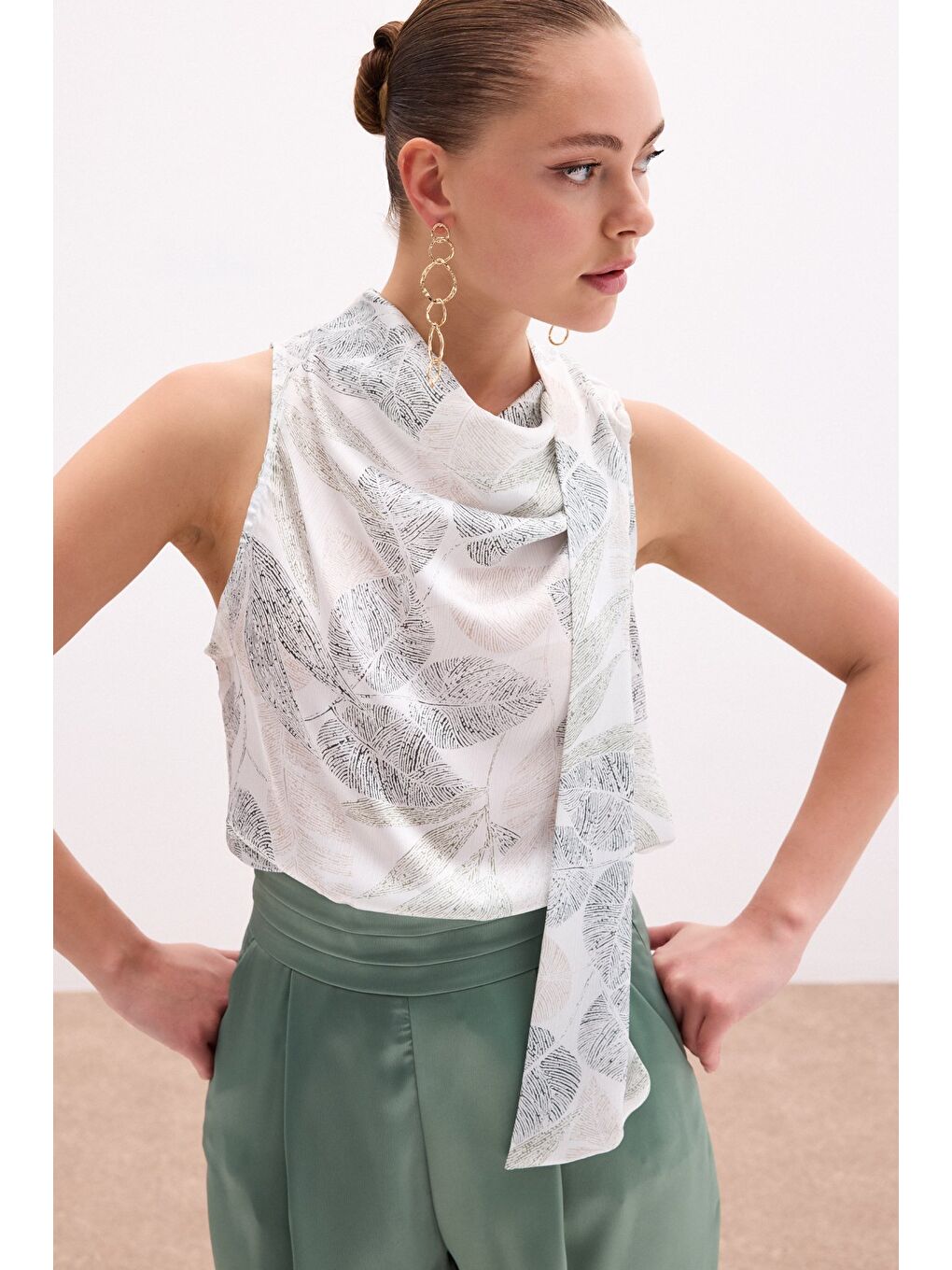 Fularlı Desenli Bluz - Haki-3