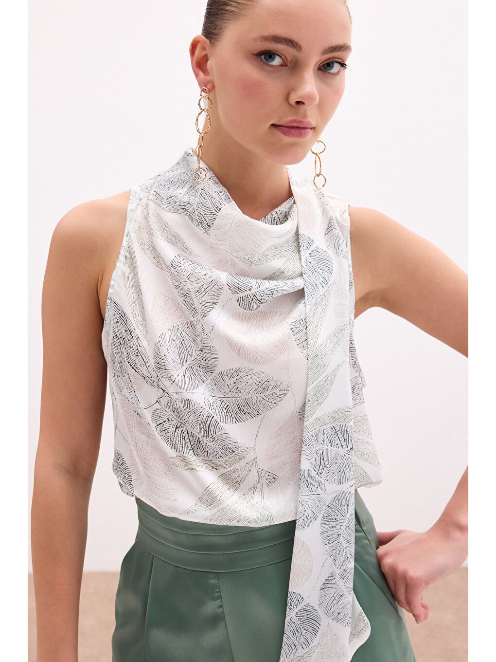 Fularlı Desenli Bluz - Haki-4