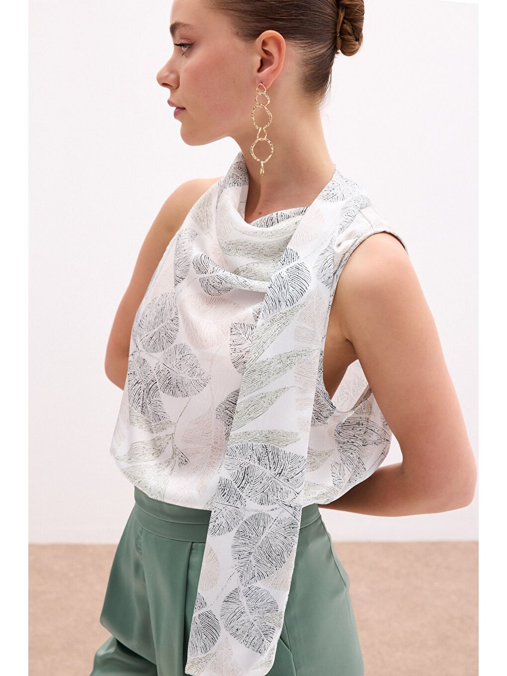 Fularlı Desenli Bluz - Haki-5