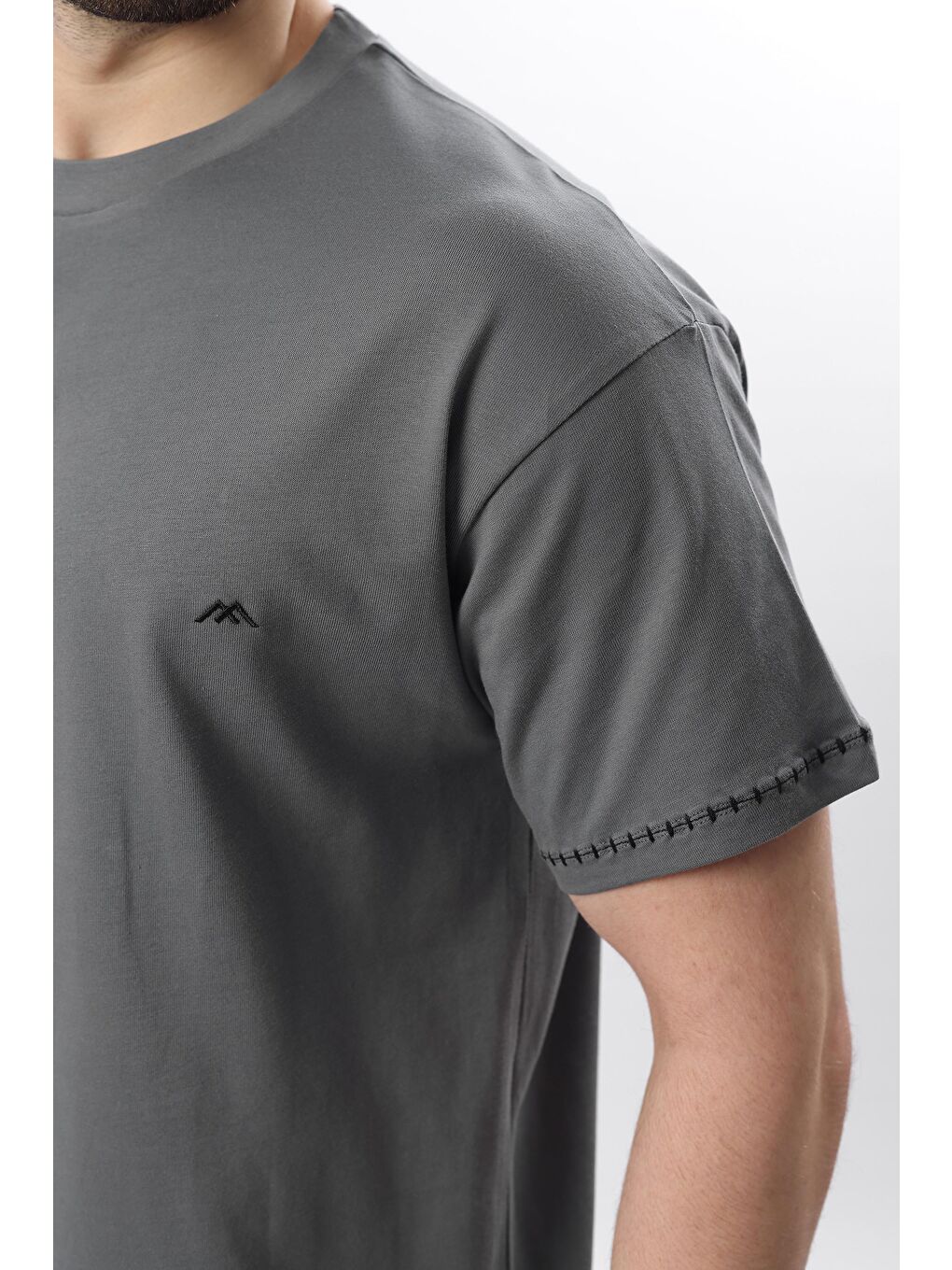 Gri Füme Nakış Detaylı Erkek %100 Pamuk Tişört E7112-2