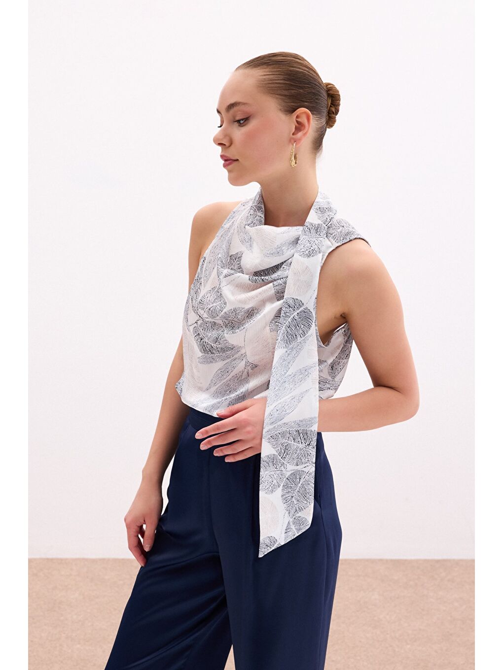 Fularlı Desenli Bluz - Siyah-1