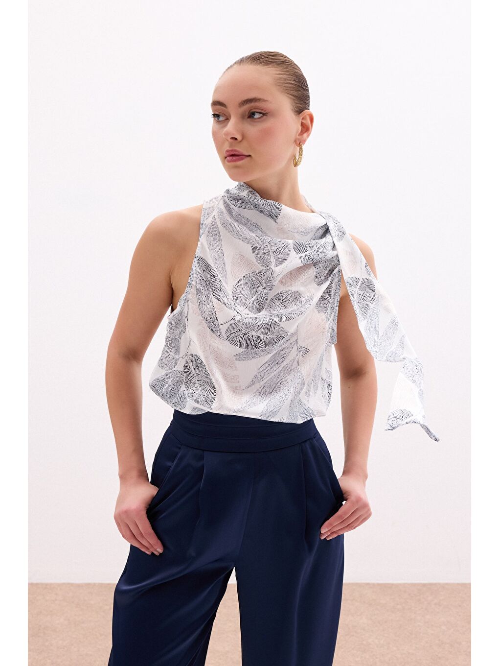 Fularlı Desenli Bluz - Siyah-2