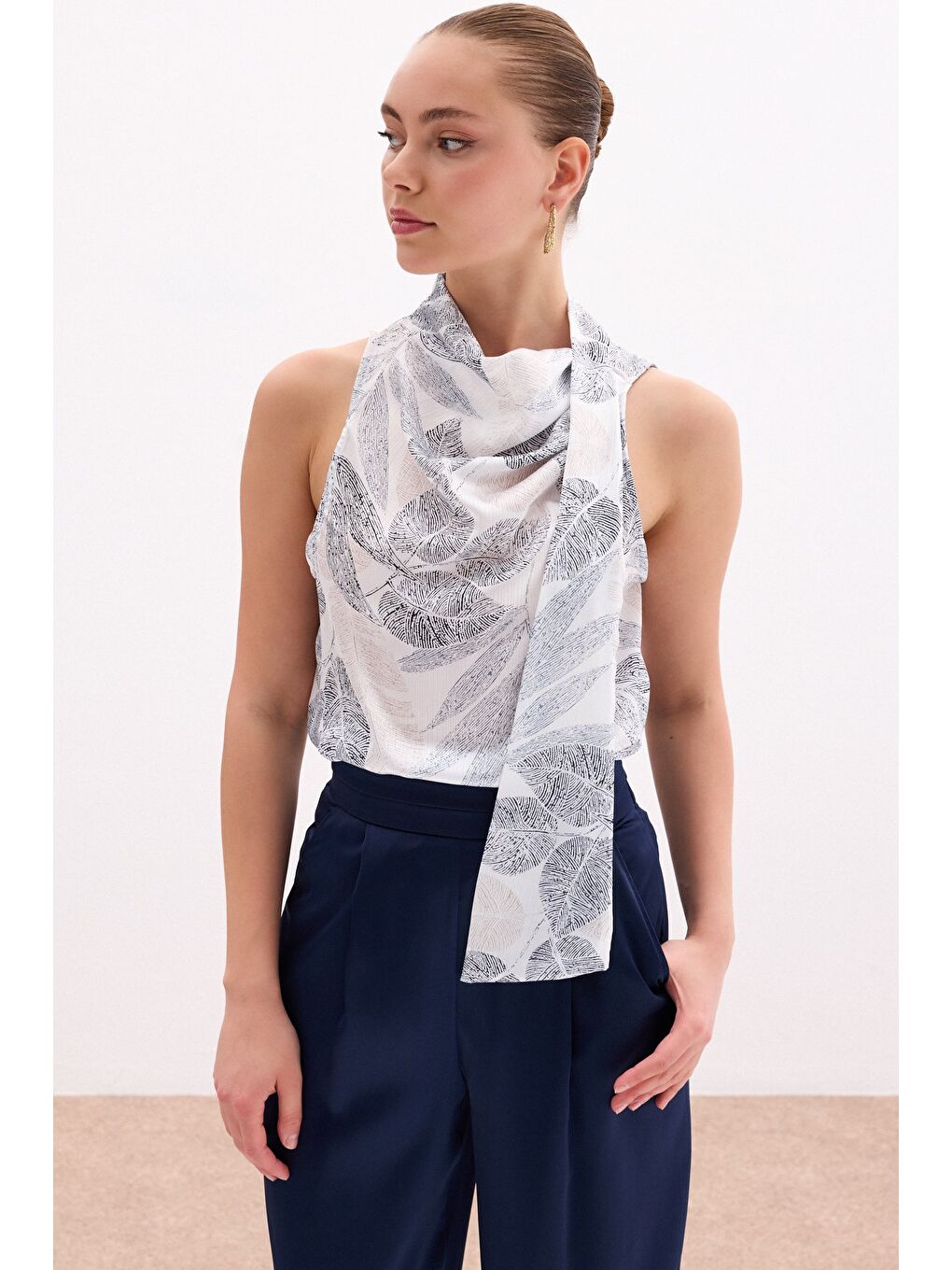 Fularlı Desenli Bluz - Siyah-3