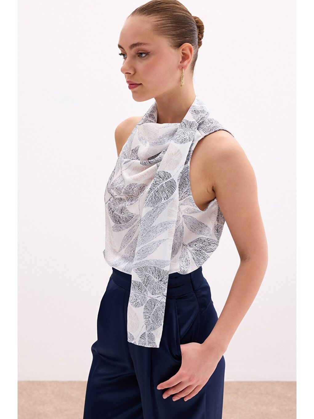 Fularlı Desenli Bluz - Siyah-4