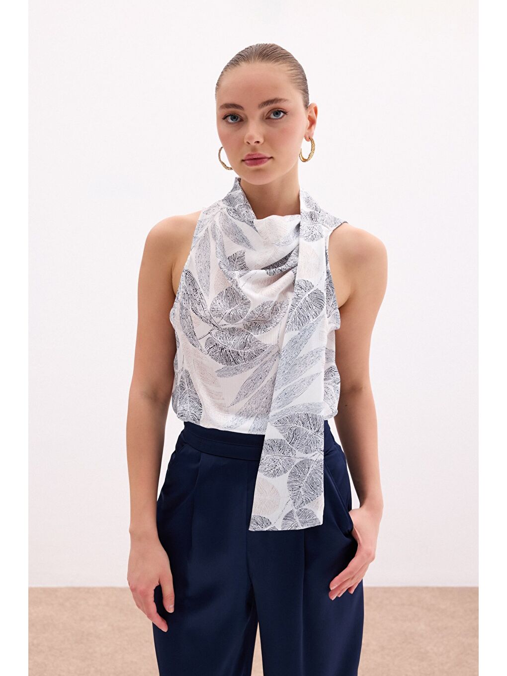 Fularlı Desenli Bluz - Siyah-5