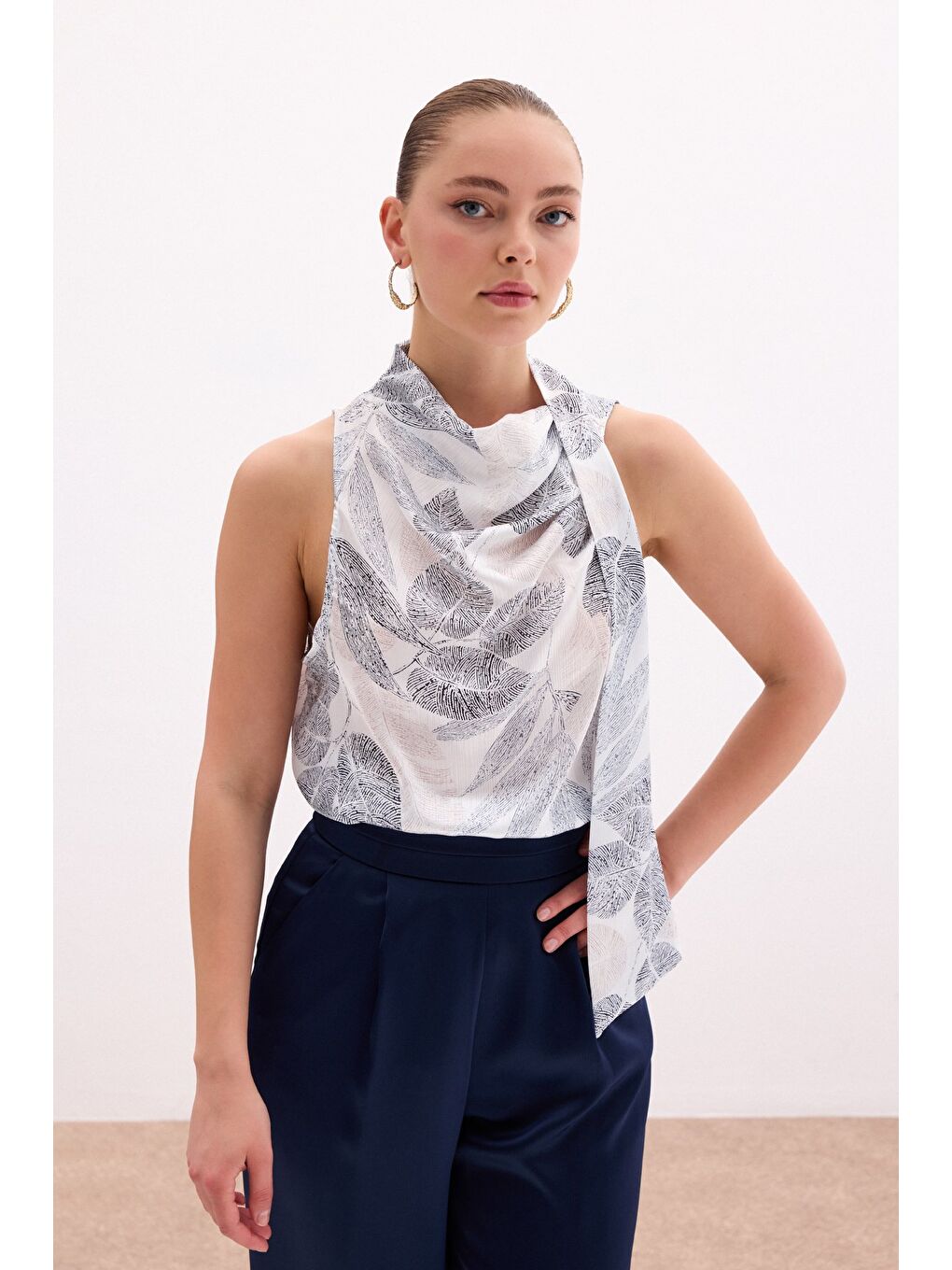 Fularlı Desenli Bluz - Siyah-6