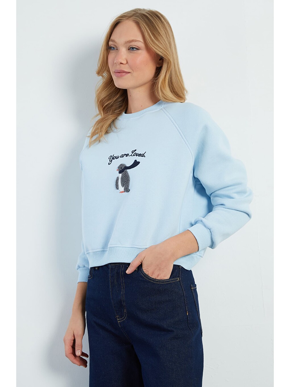 Mavi 3 İplik Penguen Nakışlı Crop Sweatshirt-2
