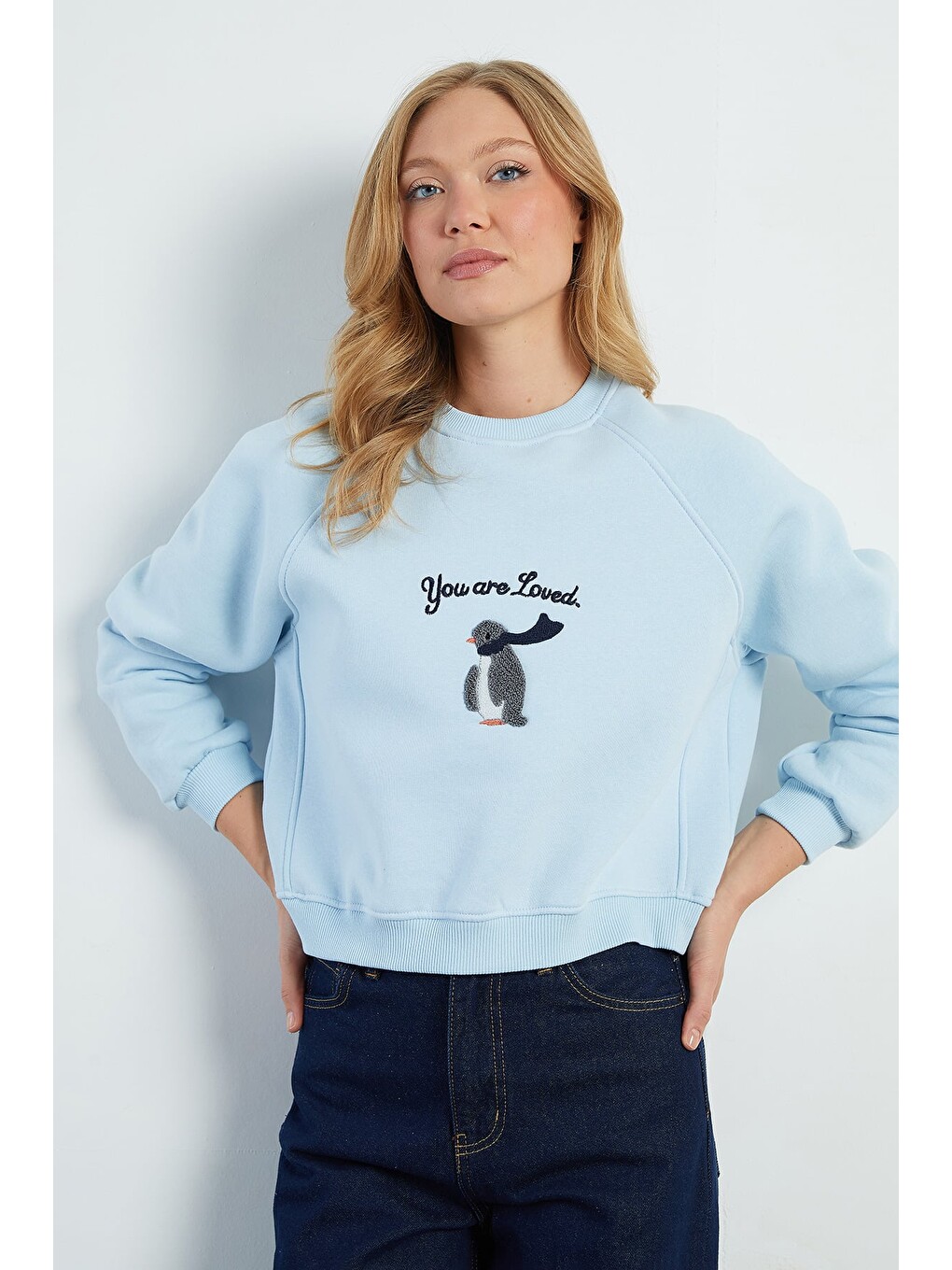 Mavi 3 İplik Penguen Nakışlı Crop Sweatshirt-3