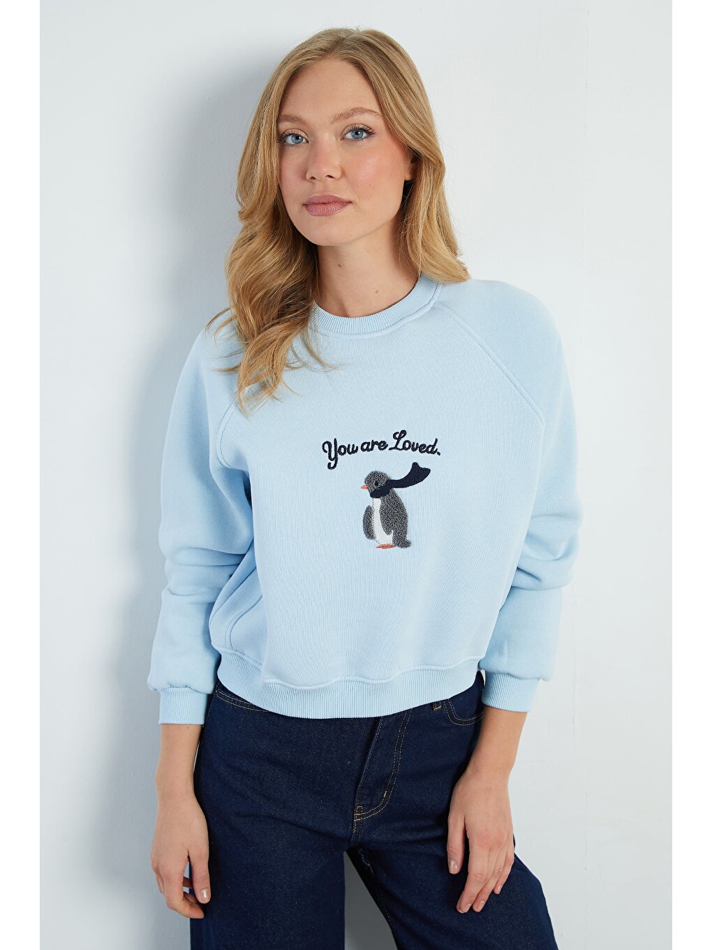Mavi 3 İplik Penguen Nakışlı Crop Sweatshirt-4