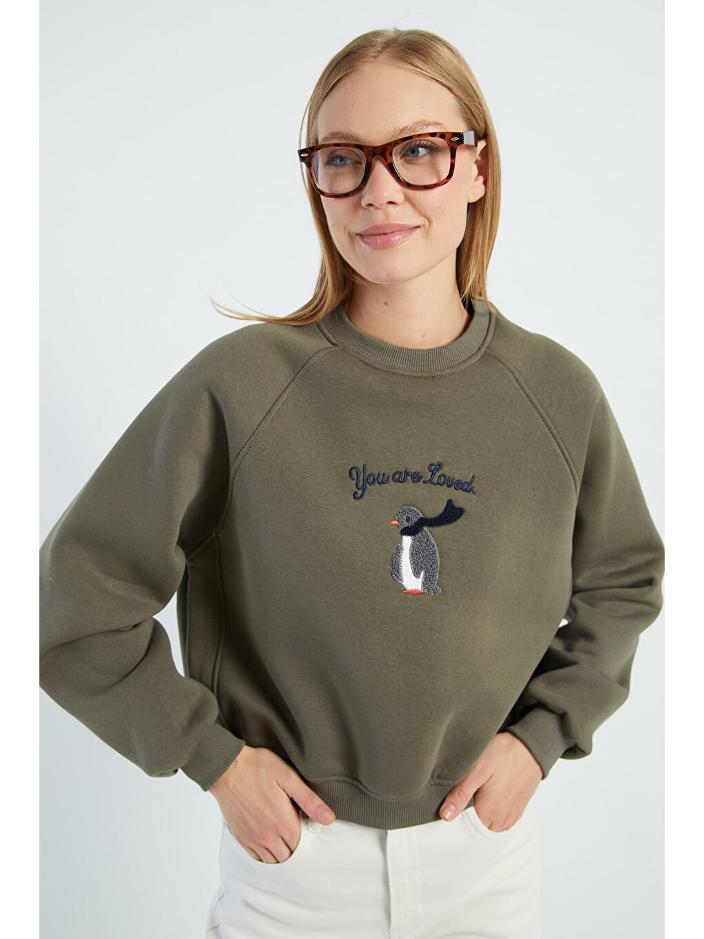 Haki 3 İplik Penguen Nakışlı Crop Sweatshirt