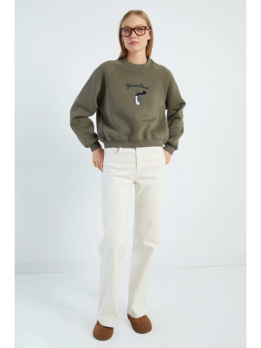 Haki 3 İplik Penguen Nakışlı Crop Sweatshirt-3